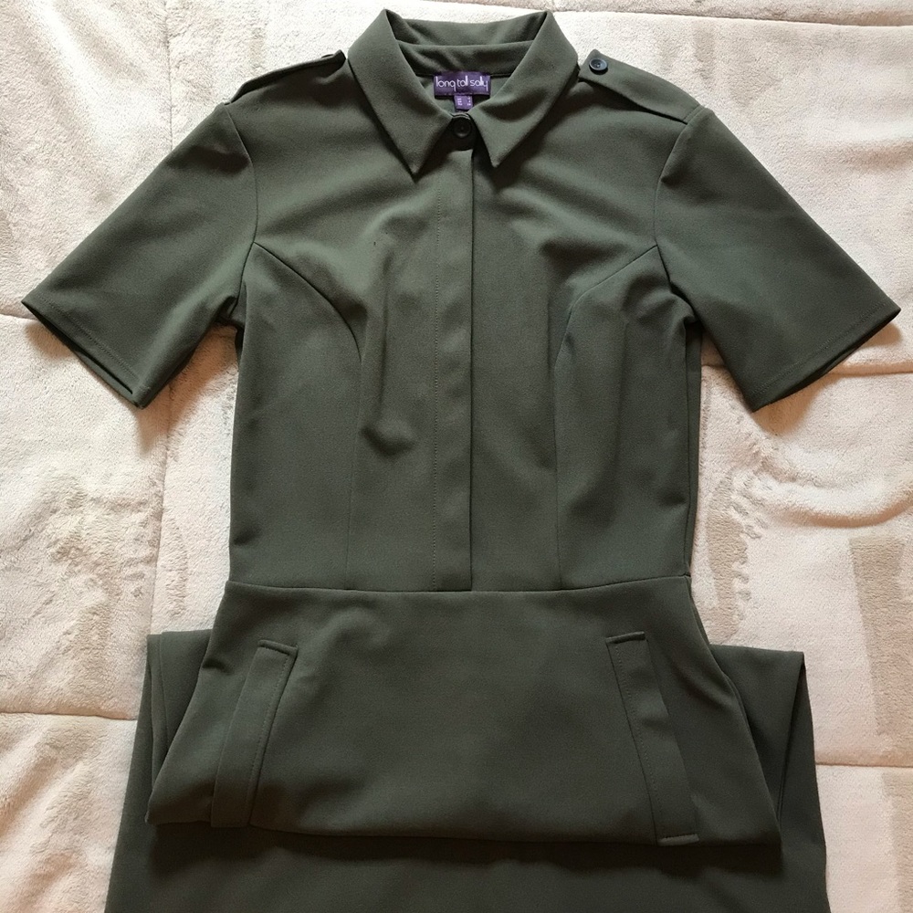 Military-inspired dress 🌿